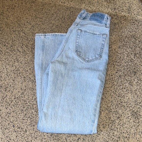 Abercrombie and Fitch, the 90s Street ultra high-rise - Picture 6 of 13